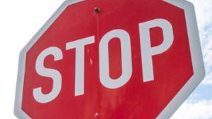 Stoppschild übersehen: Transporter kracht gegen Hauswand