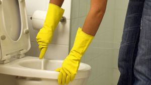Umfrage: Frauen putzen doppelt so viel wie Männer