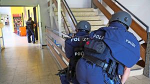 Polizei stürmt durch Bayreuther Gymnasium