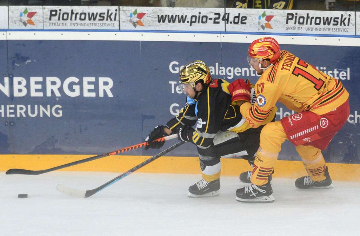 Zumindest in kämpferischer Hinsicht  konnten sich die Tigers um Kapitän Ville Järveläinen (links) gegen Kaufbeuren (rechts Florian Thomas) steigern.