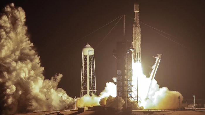 SpaceX-Rakete bringt Satelliten ins All