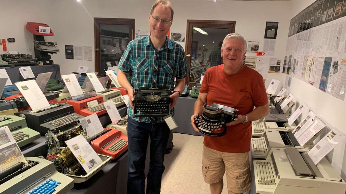 Ein bisschen traurig seien sie schon, sagen Holger Woppermann (links) und Günter Pschibl, die den Umzug ihres Schreibmaschinenmuseums vorbereitet haben und begleiten.