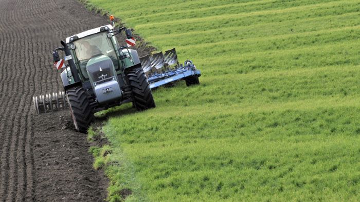 Traktor kippt um: Landwirt tot