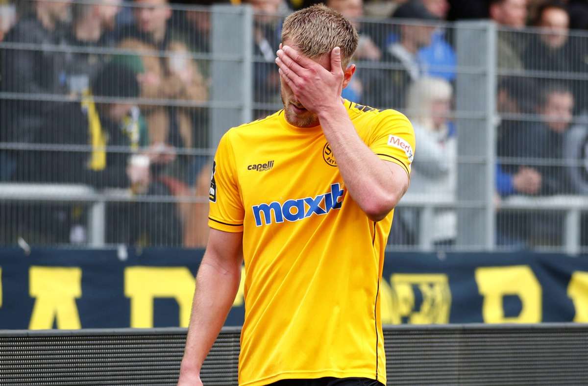 Bittere Momente gab es viele für die SpVgg Bayreuth. Für einen sorgte auch Mittelfeldspieler Alexander Groiß, der vor dem 0:3 den Ball vertändelte.