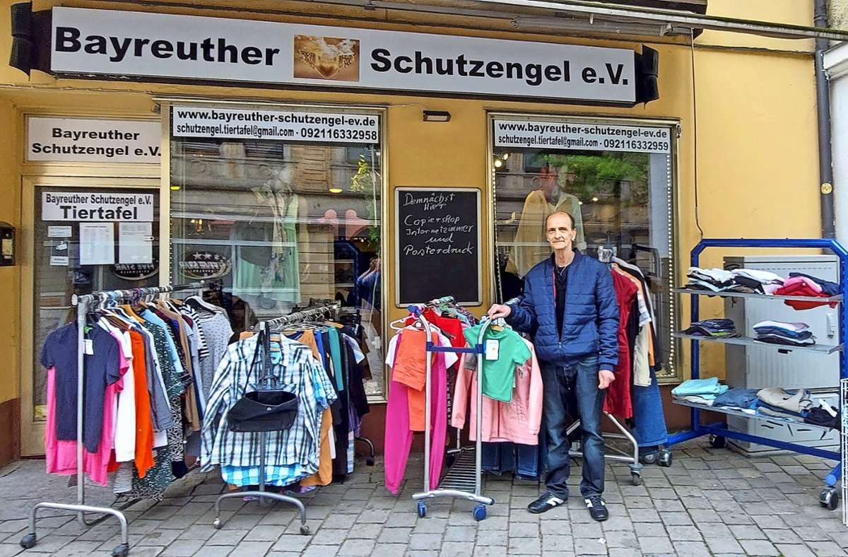 Detlef Dehnert vor dem Gebrauchtwarenladen der Bayreuther Schutzengel. Ganz neu im Angebot:  Die Tiertafel und eine EDV-Abteilung