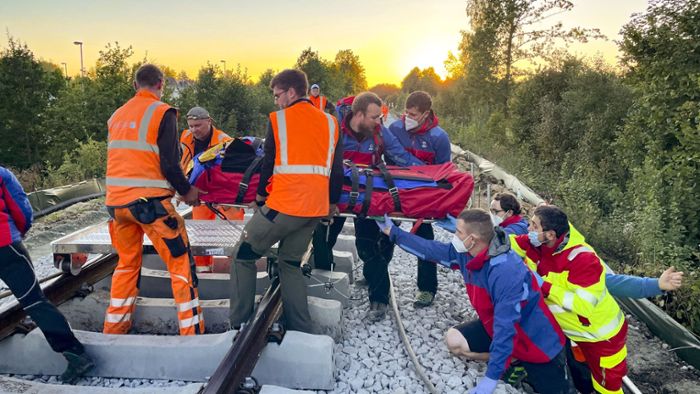 Ungewöhnliche Einsätze im Fichtelgebirge: Bergwacht hilft Patienten auch auf dem Gleis