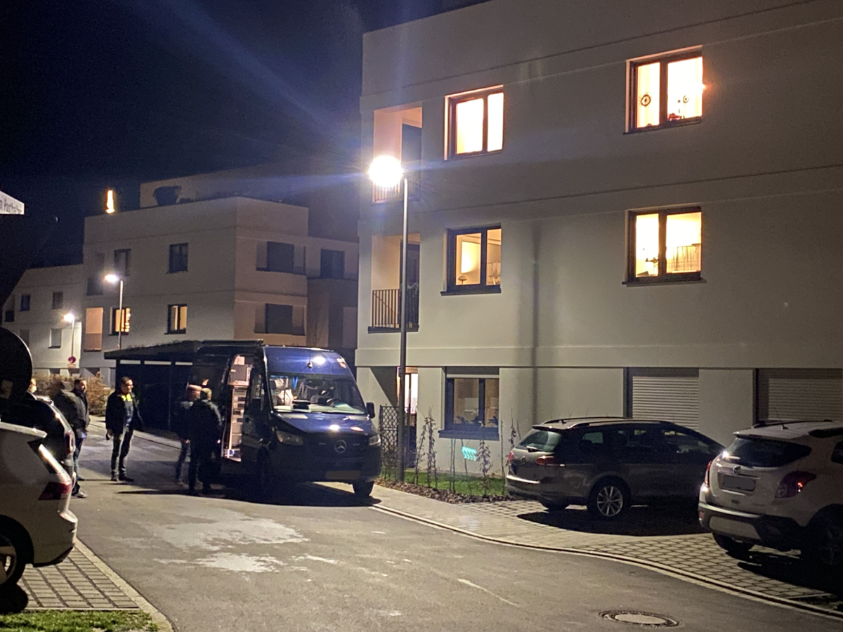 Das SEK stürmte die Wohnung in Pegnitz. Die Beamten fanden zwei Leichen darin.