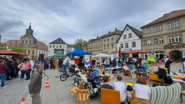 75 Jahre Grundgesetz: Fest  läuft – Bayreuth feiert die Demokratie