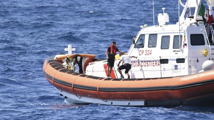 Lampedusa: Küstenwache rettet 143 Migranten nach Schiffbruch