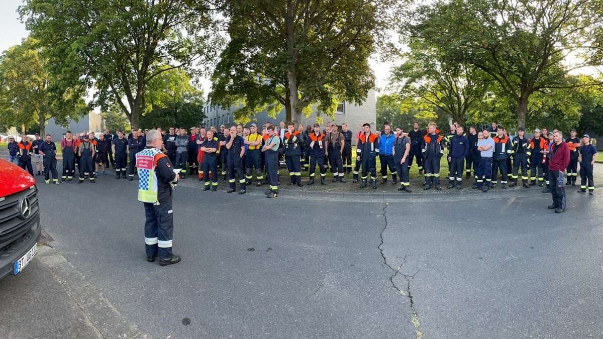 Rund 120 Feuerwehrkräfte aus dem Raum Bayreuth sind im Ahrtal zurzeit im Einsatz. Ihre Hilfeleistung sei nur „ein Bruchteil von dem, was hier noch zu tun ist“, sagt Kreisbrandrat Hermann Schreck.