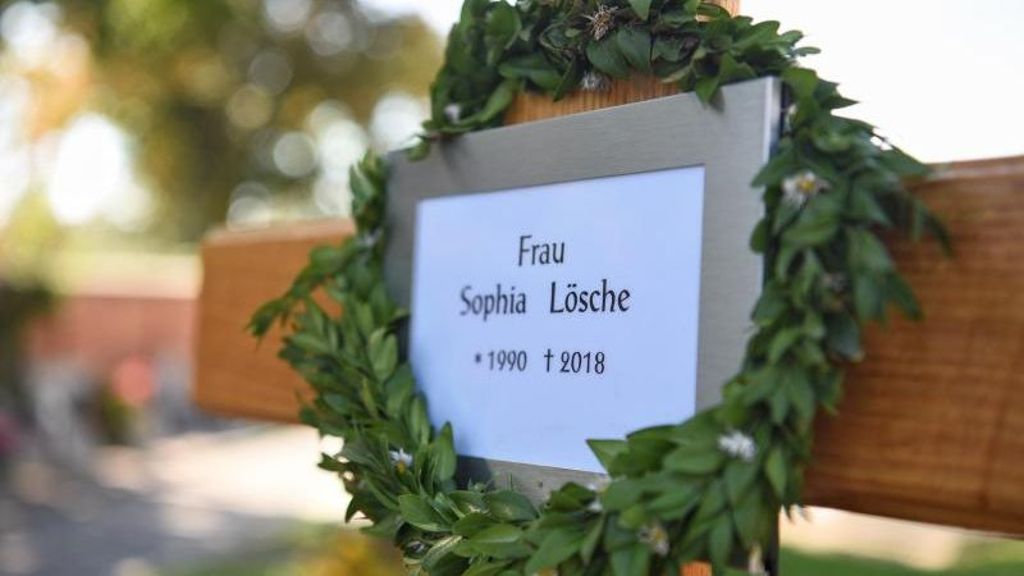 Das Grab von Sophia Lösche auf dem Katharinenfriedhof in Amberg. Ihr Mörder ist zu lebenslanger Haft verurteilt worden. Foto: Nicolas Armer, dpa