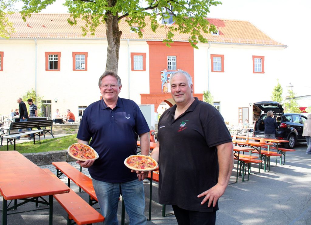 Bürgermeister Thomas Kreil (links) und Gastwirt Giovanni Critelli (rechts) vor dem Emtmannsberger Schloss. Foto: Markus Roider