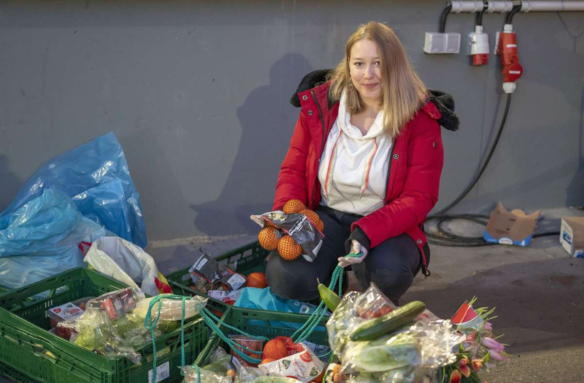 Noch am Supermarkt sortiert Annika Endres die dort bereitgestellten Lebensmittel. Und ist oft erstaunt, wie viel noch verwertbar ist.