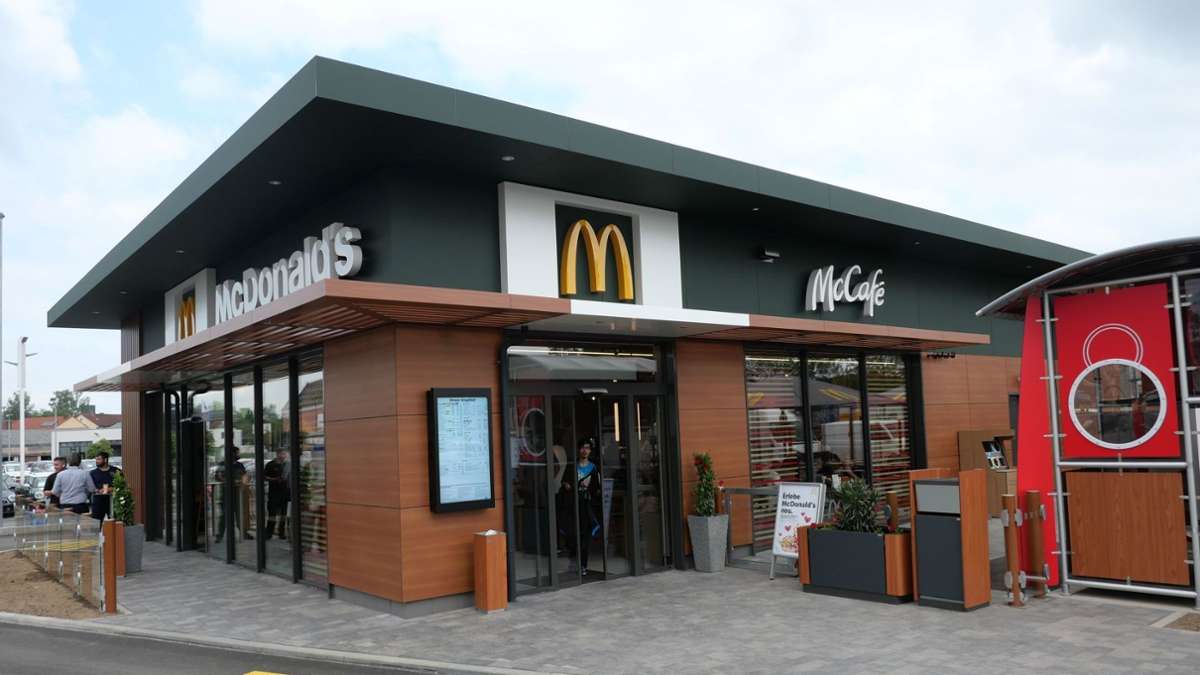 Seit Dienstag offen: Der neue McDonald’s an der Ecke Otto-Hahn-/Justus-Liebig-Straße auf dem Einkaufsareal des Edeka Schneidermarkts.