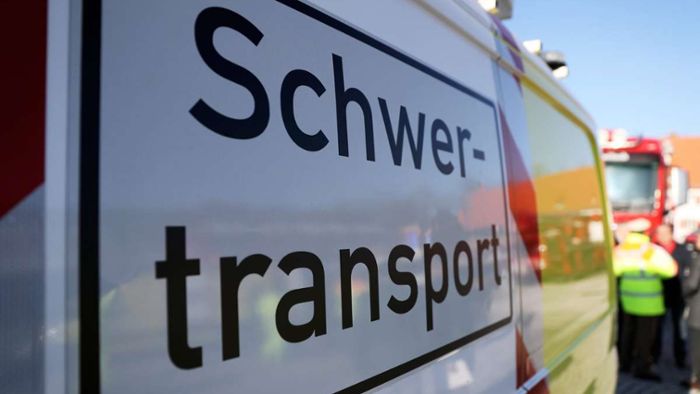 A9/Bindlach: Lkw-Fahrer bedrängt Schwertransport-Konvoi