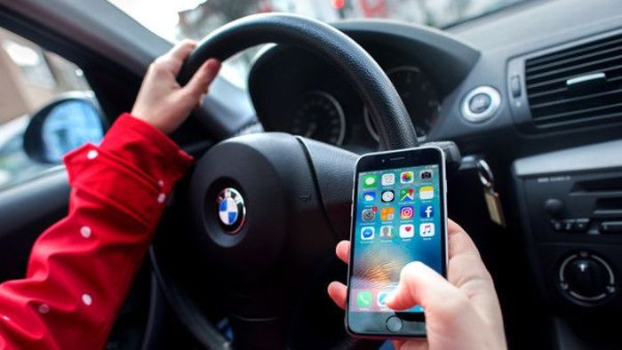 Finger weg vom Smartphone im Straßenverkehr