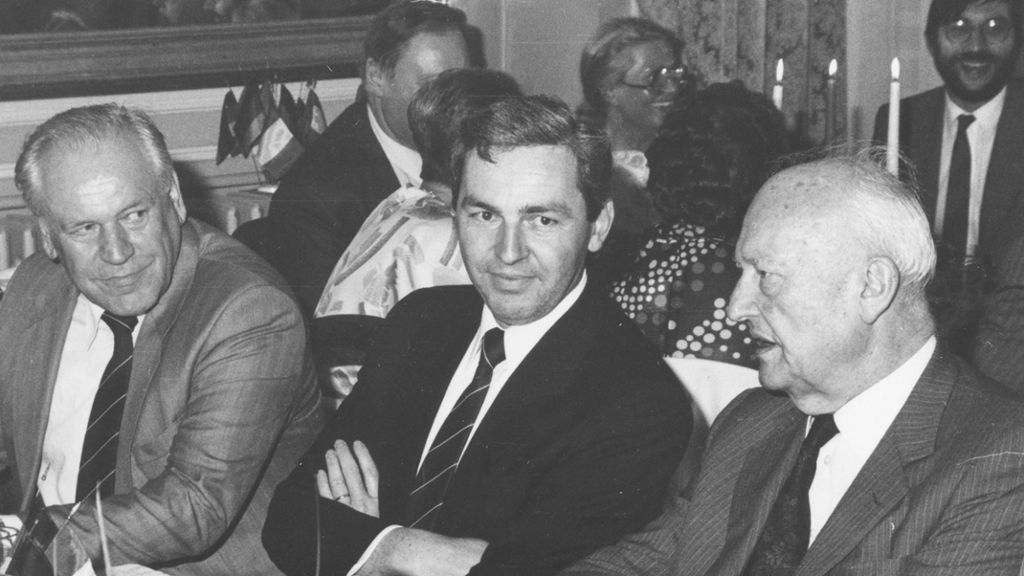 Empfang im Rathaus von Annecy 1986: (von links) Peter Färber, der Bürgermeister von Annecy, Michel Amoudry und Pierre Pflimlin, der Präsident des EU-Parlaments in Straßburg. Foto: Archiv