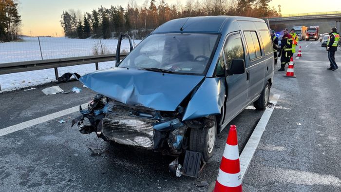 A 93 zwischen Wunsiedel und Thiersheim: Autofahrer eingeklemmt und schwer verletzt