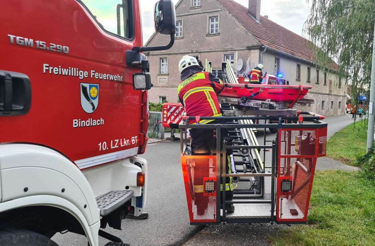 In der  Allersdorfer Straße in Bindlach wurde bei einem landwirtschaftlichen Anwesen ein Brand mit insgesamt sechs vermissten Personen angenommen