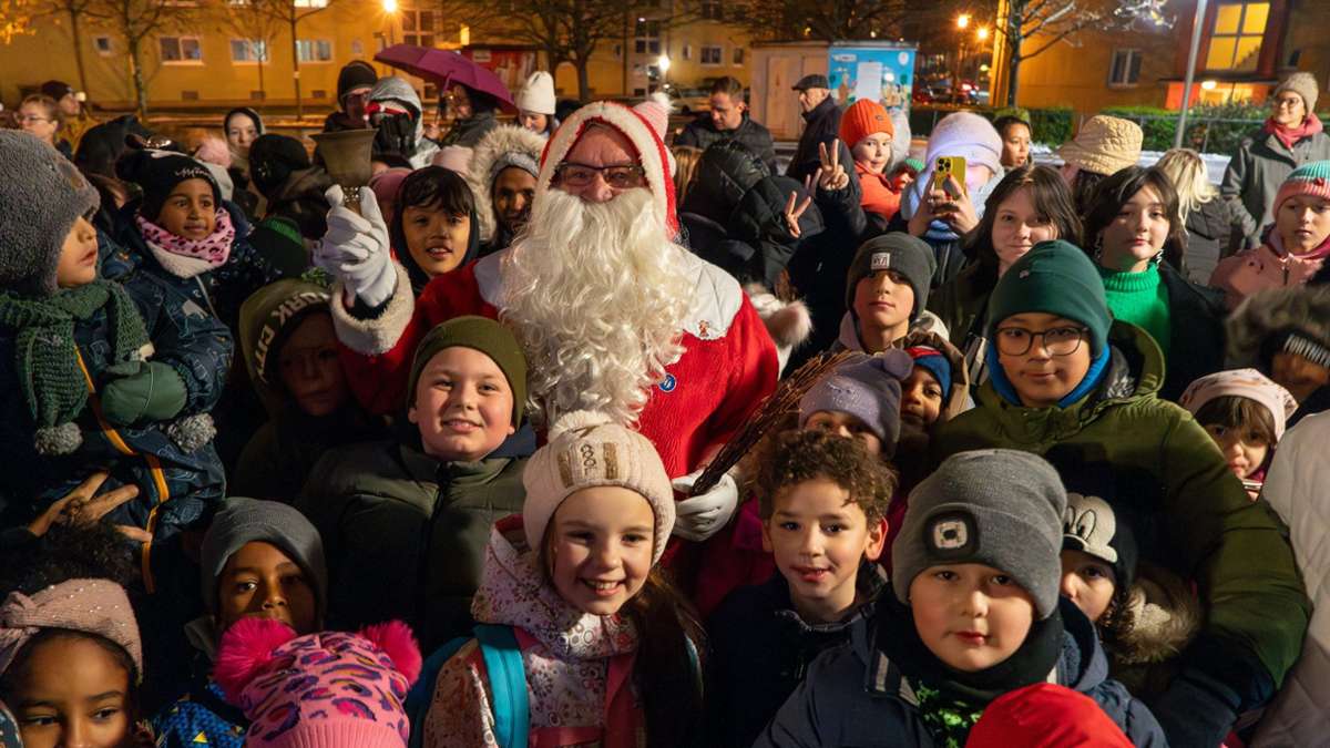Der Nikolaus feierte mit Kindern aus der Nachbarschaft des Menzelplatzes.