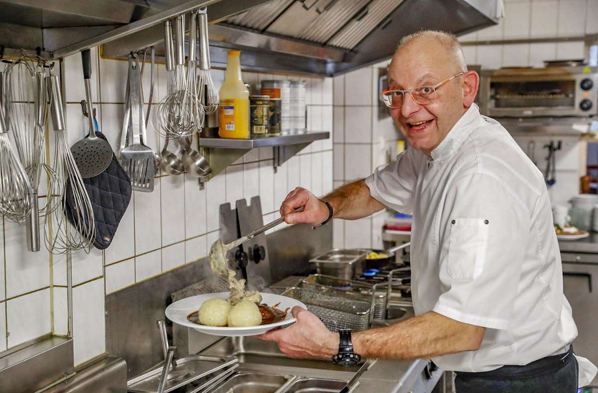 Karsten Miche,  Inhaber des Gasthauses mitten im Thüringer Wald, liebt seinen Beruf als Koch. Die  Gäste schmecken das.