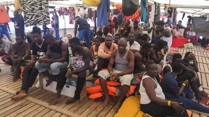 Neue Hängepartie: 121 Migranten harren vor Lampedusa aus
