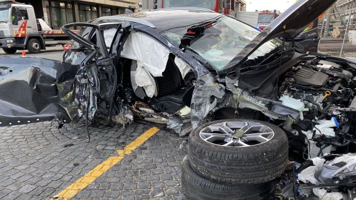 Fahrer schwer verletzt: Ampel gerammt - Auto völlig zerstört