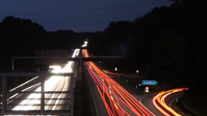 Mann springt zur Seite: Autobahntafel fällt nach Unfall herab