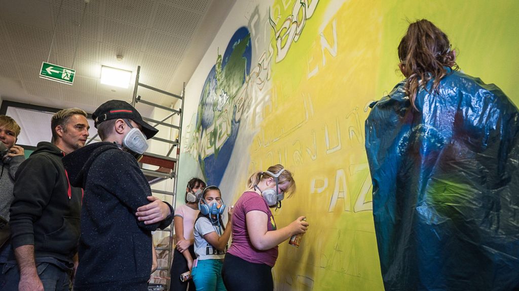 Welt mit Herz: Graffiti an der Altstadtschule als Zeichen für Frieden