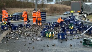 Tausende Bierflaschen zerbrechen auf Straße: Lkw verliert Ladung an Autobahn