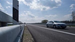 Meiningen : Kleintransporter fliegt an Autobahnabfahrt über Leitplanke