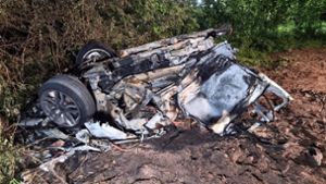 Auto kracht gegen Baum – und geht in Flammen auf