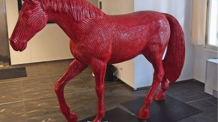 Prag 6 schenkt Bayreuth ein  rotes Pferd fürs Rathaus