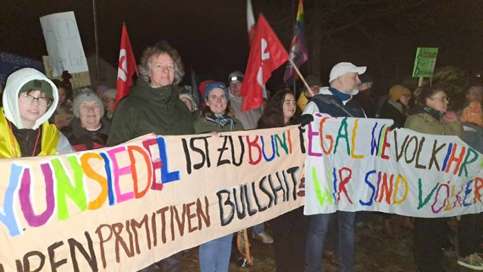 Gedenktag in Wunsiedel: Bunter Protest begleitet AfD-Feier
