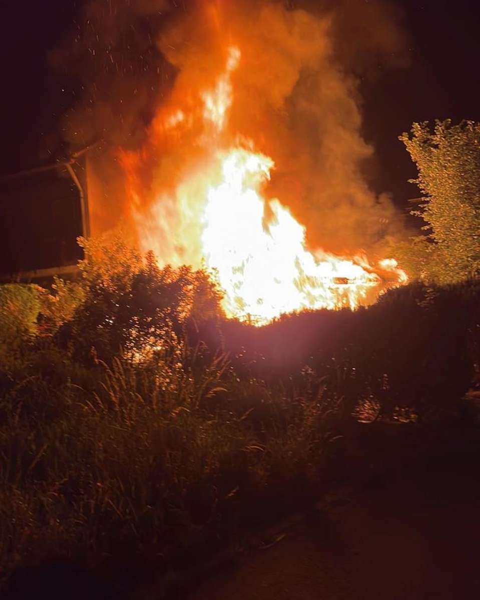 Lichterloh brannte der Schuppen neben dem Haus, als die Feuerwehr eintraf. Davon ist nichts übrig geblieben. Die Flammen griffen bereits auf das Haus über.