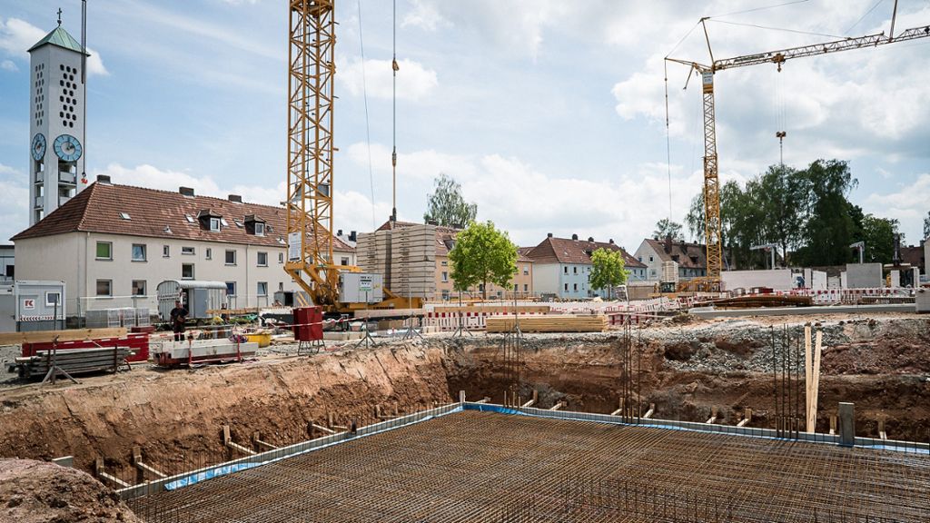 Die ersten Mauern stehen bereits in der Unteren Herzoghöhe - dem derzeit größten Bauprojekt der Gemeinnützigen Bayreuther Wohnungsbaugesellschaft (GBW). Foto: Eric Waha