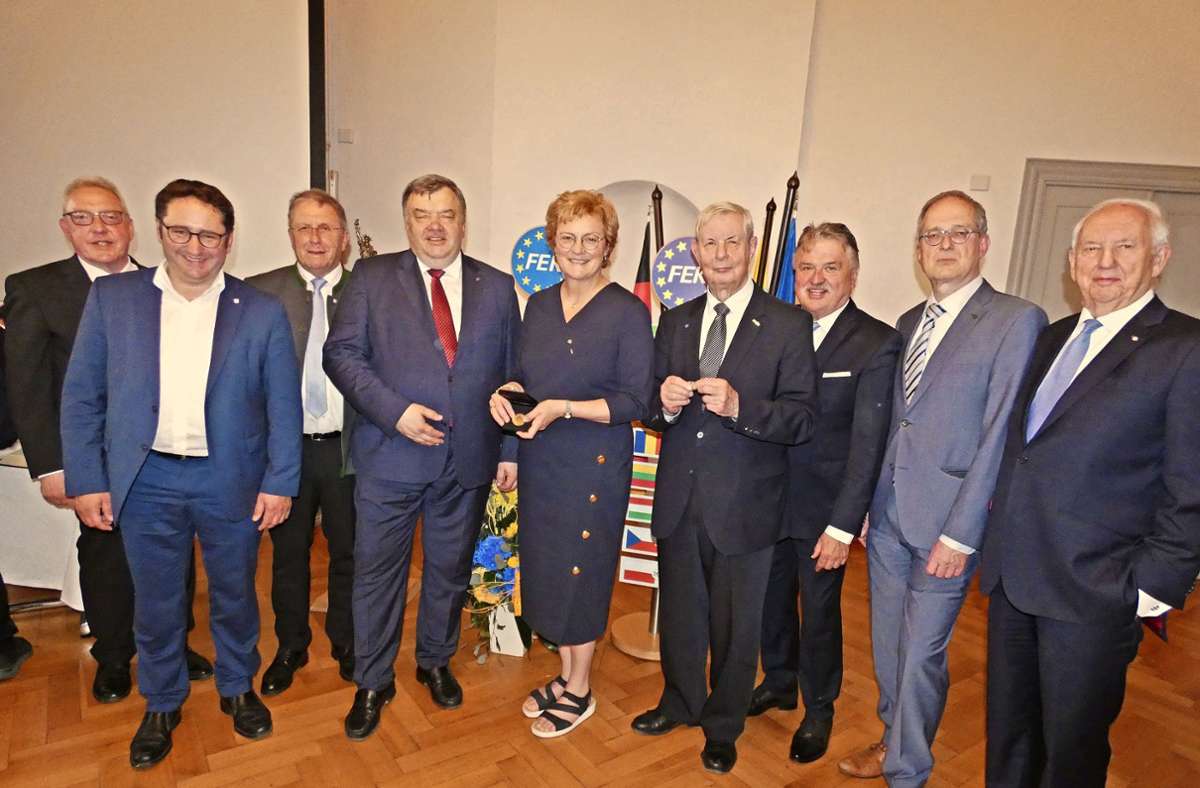 Die Preisträger und Preisträgerin mit ihren Laudatoren und weiteren Repräsentanten der Fördergesellschaft für Europäische Kommunikation.