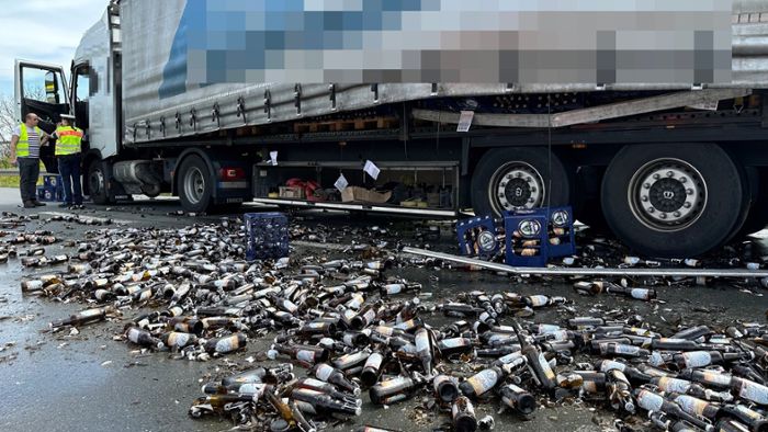 B289: Lastwagen verliert Bierkästen