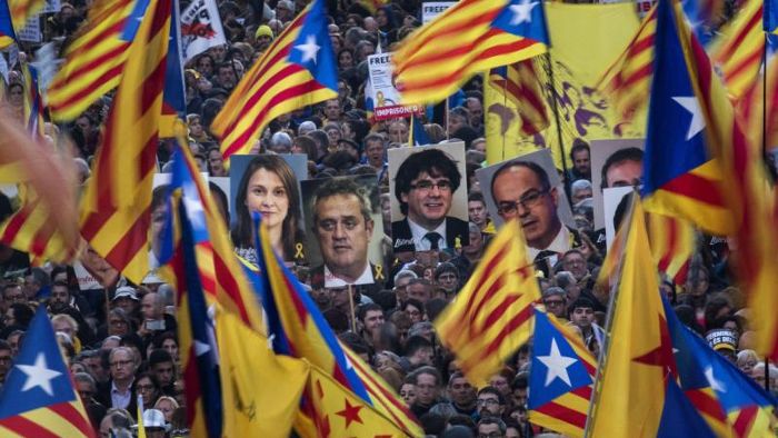 Massenprotest gegen Prozess gegen katalanische Separatisten