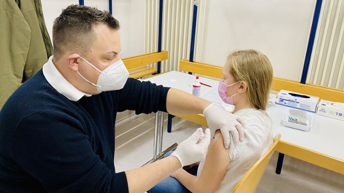 Impfen für  Kinder unter zwölf: Zum Impftermin mit Pinguin und Teddybär