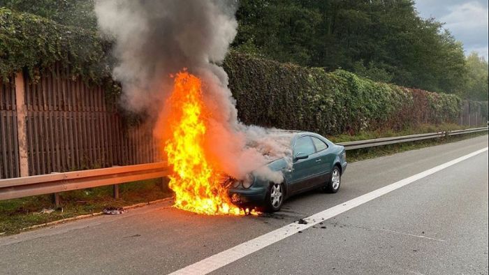 Mercedes komplett ausgebrannt: A 93: Autorennen zwischen Mutter und Sohn endet im Crash