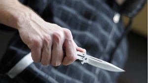 Mann bedroht Mitbewohner mit Messer