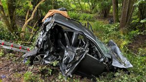 Auto stürzt von Steilhang: Fahrer tot