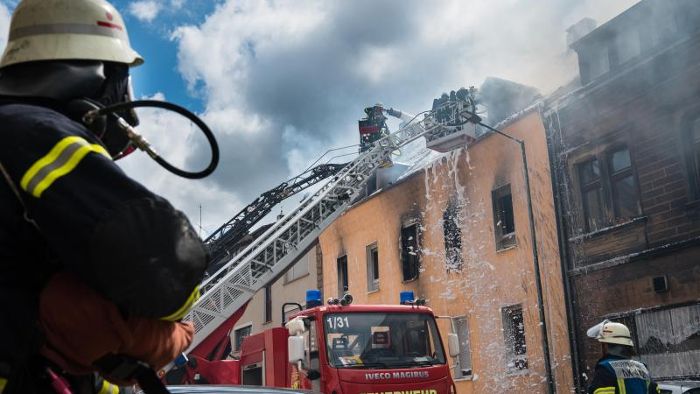 Schwierig zum Löschen: Feuer zerstört Wohnhaus im Saarland