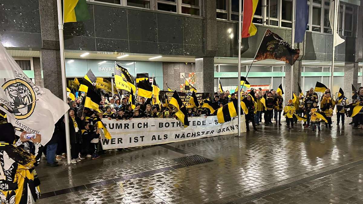 „Ihr macht unseren Sport kaputt.“: Auch vor dem Rathaus machten die Bayreuther Eishockey-Fans ihrem Ärger lautstark Luft.