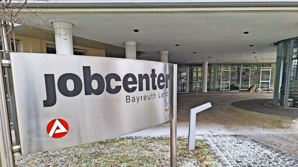 Am Freitagnachmittag ist am  Jobcenter Bayreuth-Land wenig  los. Zu anderen Zeiten aber gibt es viele,  die dort Termine wegen ihrer Bürgergeld-Zahlungen haben.