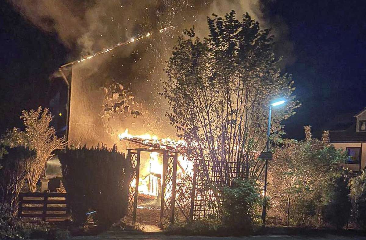 Lichterloh brannte der Schuppen neben dem Haus, als die Feuerwehr eintraf. Davon ist nichts übrig geblieben. Die Flammen griffen bereits auf das Haus über.