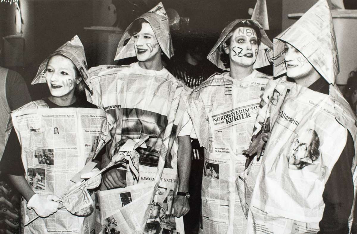 Das war 1996: Als Zeitungen verkleidet, wandelte diese Gruppe durch die Stadthalle, um beim Kurier-Fasching richtig viel Spaß zu haben. Jetzt gibt es eine Neuauflage