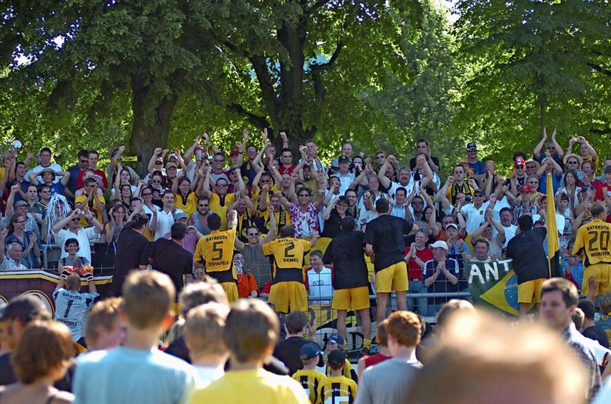 28. Mai 2005: Nach einem 4:1-Sieg gegen den FC Memmingen ist die SpVgg Bayreuth Bayernligameister. Nach dem Abpfiff feiern die Spieler auf dem Zaun mit ihren Fans. Es war der letzte Aufstieg der Altstadt in die Dritte Liga. Bis Samstag?