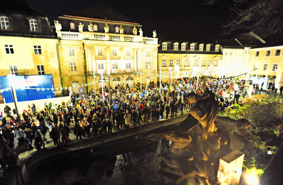 Corona-Protest: Rund 800 Menschen versammelten sich am Montagabend am Opernplatz und zogen dann durch Bayreuth.